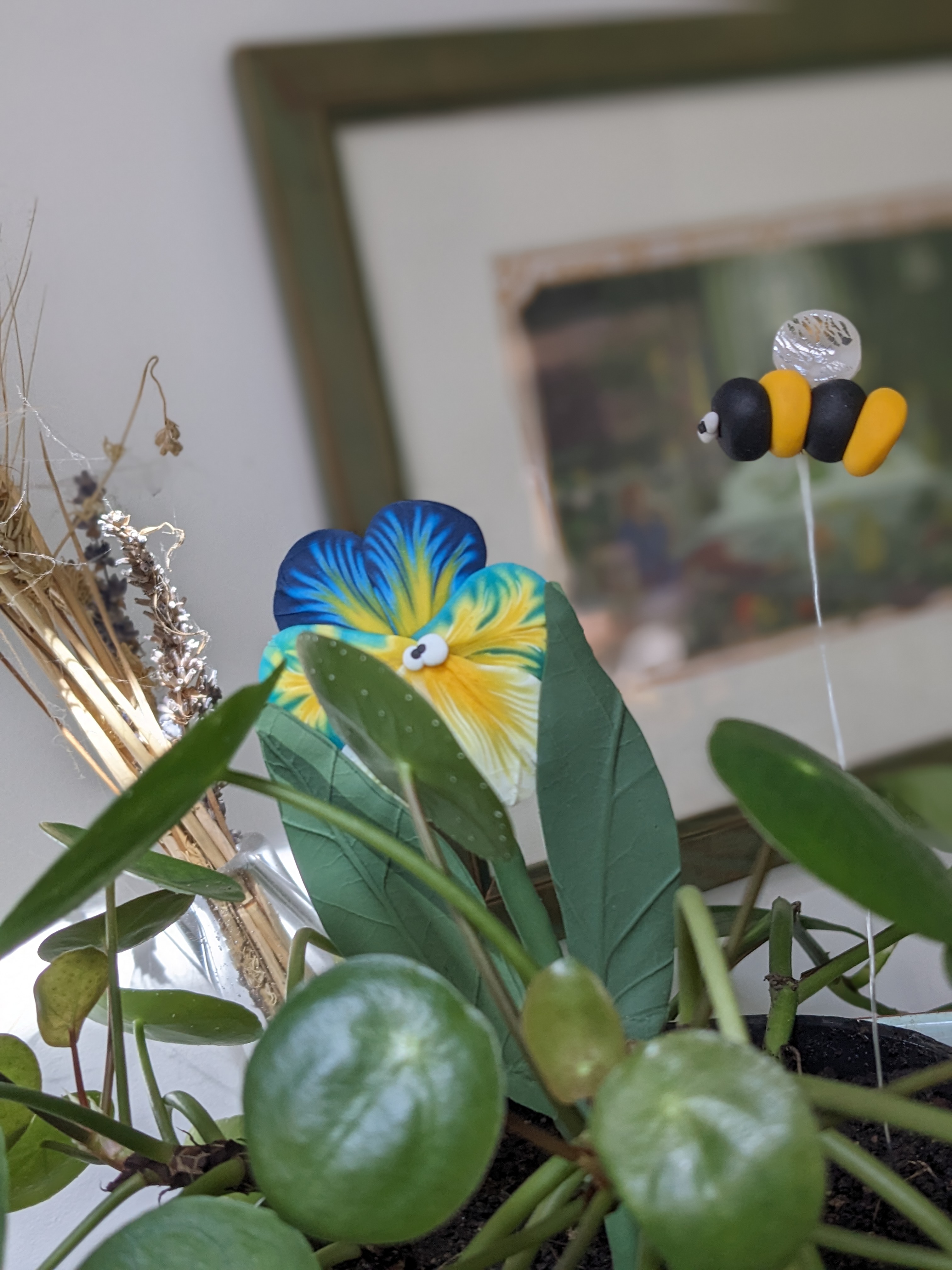 Au Jardin : Retrouvez ici une collection éclatante de figurines inspirées de la nature. Des abeilles butinant des fleurs de pensée aux papillons virevoltants parmi les fleurs, chaque pièce capturera la beauté et la magie des espaces extérieurs.