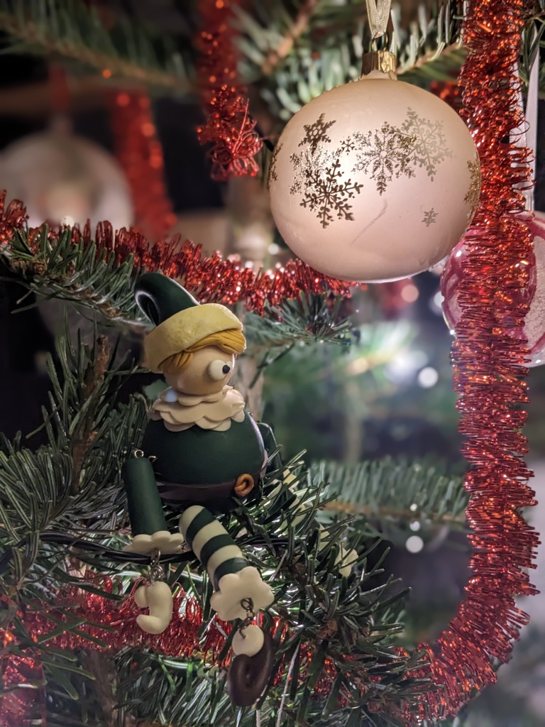 Noël : Plongez dans l'esprit festif de Noël avec notre sélection de figurines de Noël. Du Père Noël joyeux aux bonhommes de neige chapeautés en passant par les étoiles d'hiver écharpées ou ceinturées, chaque pièce évoque la chaleur et la magie de la saison des fêtes. Le petit lutin de décembre accompagnera avec malice les petits et les grands jusqu'au jour fatidique de Noël.